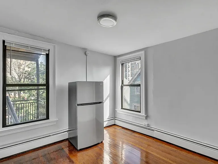 33 Howe St #3R — Photo 8