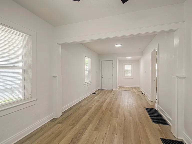 815 W 77th St — Photo 13