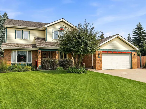 45 Blue Quill Cres NW, Edmonton, AB T6J 6C5
