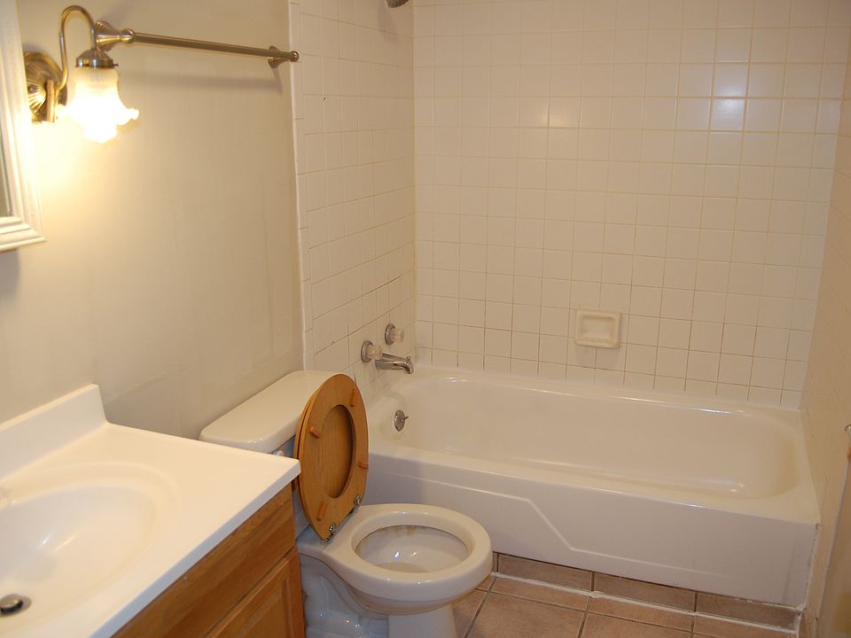 1st image of 607 Village Ln APT V