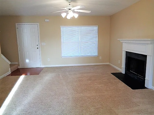 3 bed, 2.5 bath, 1656 sqft, $2,215 — Photo 2