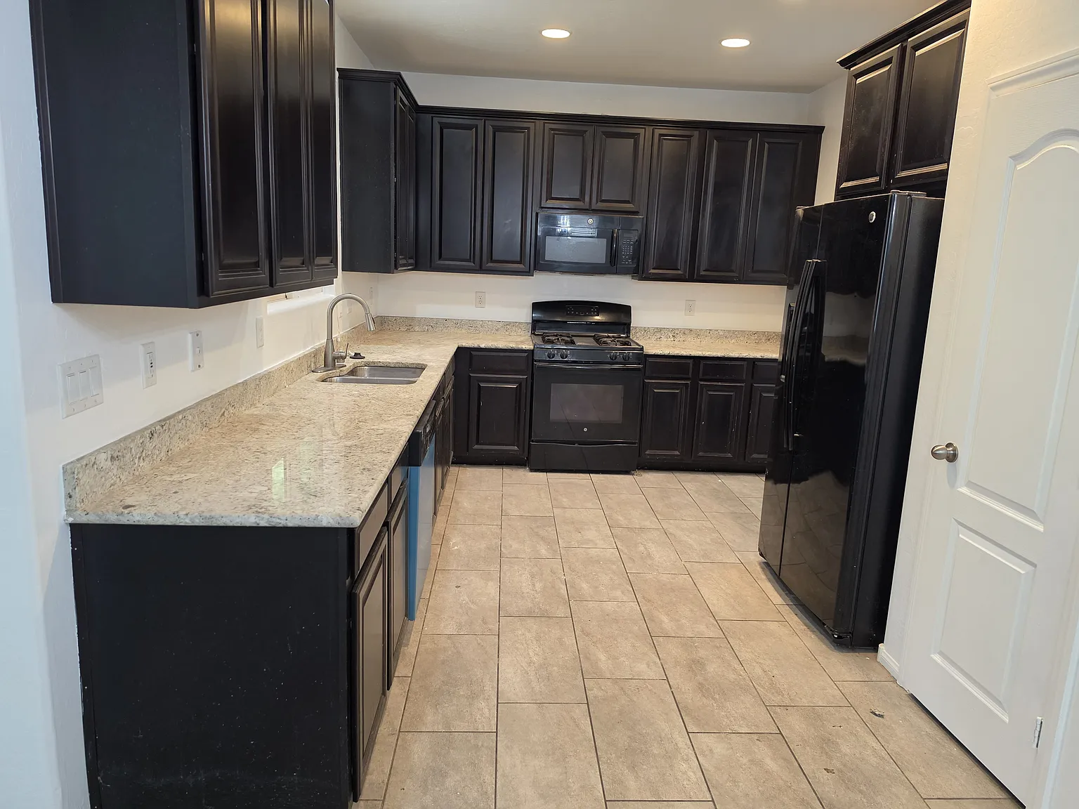 3 bed, 2.5 bath, 1520 sqft, $2,050 — Photo 4