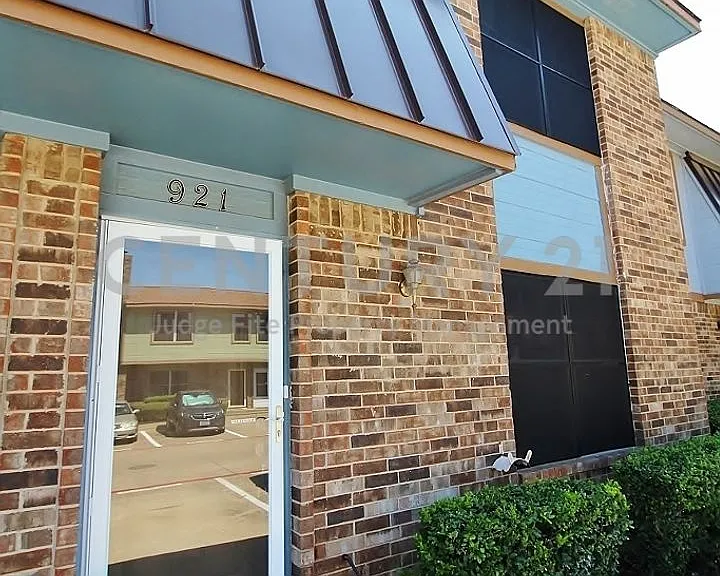 921 Cedar Ter — Photo 1