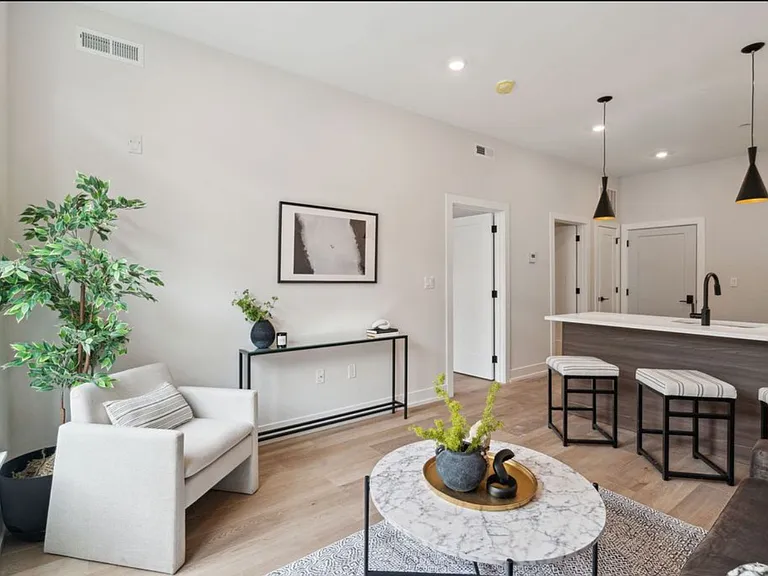 722 W Thompson St #207 — Photo 6