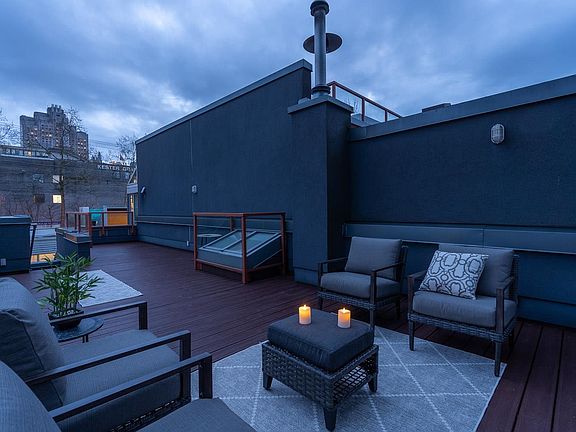 2nd image of 2368 Laurel St #4