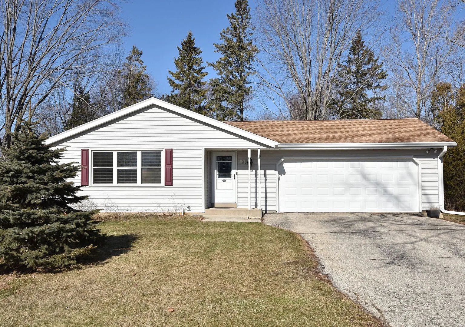 Furnished Mequon 4 bedroom ranch — Photo 1