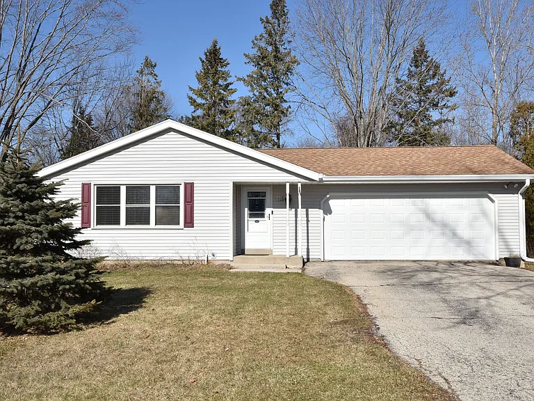 1538 W Liebau Rd — Photo 1