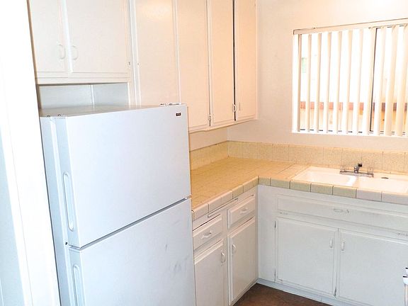 5th image of 4652 33rd St APT 03