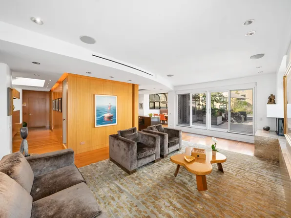 43 5th Avenue image 2 of 13