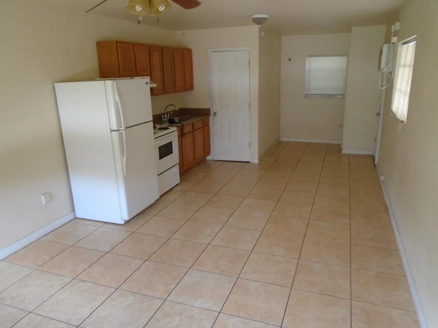 913 Brack St., Cute Studio in 1/2 duplex — Photo 3