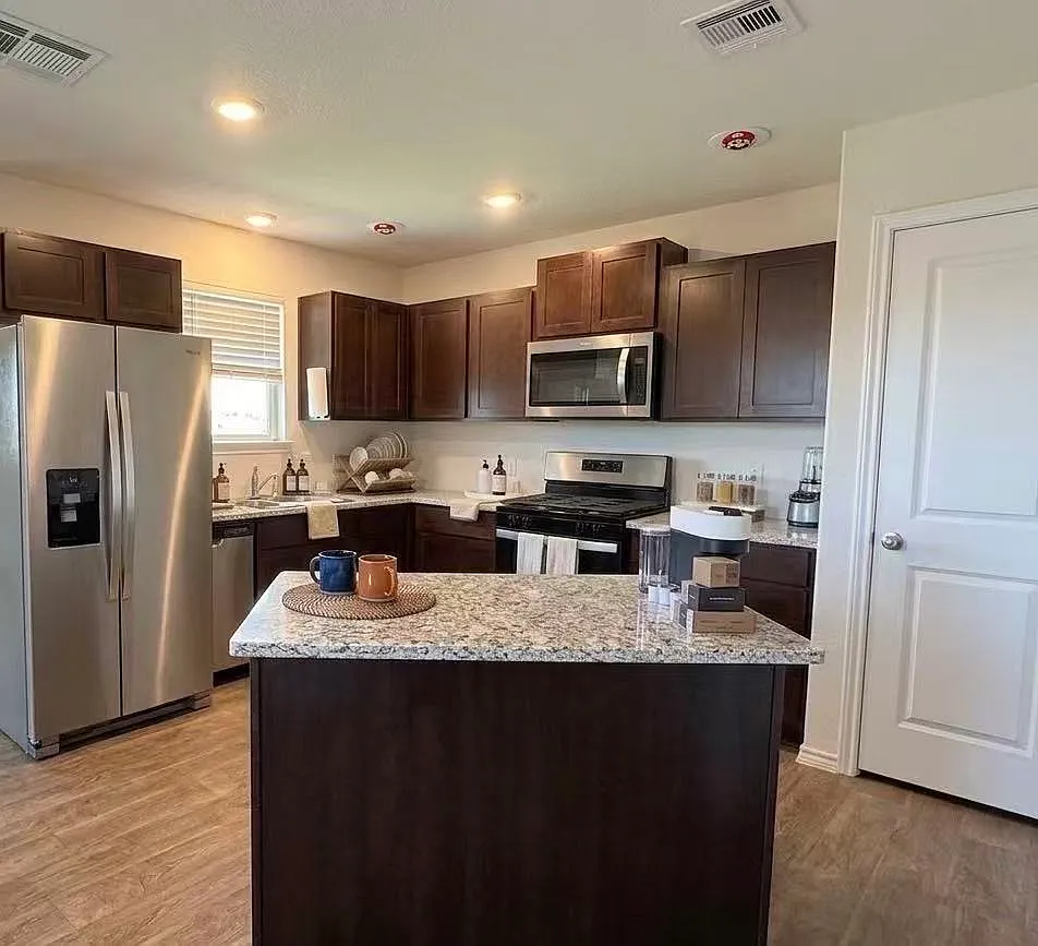 3 bed, 1310 sqft, $1,600 — Photo 4