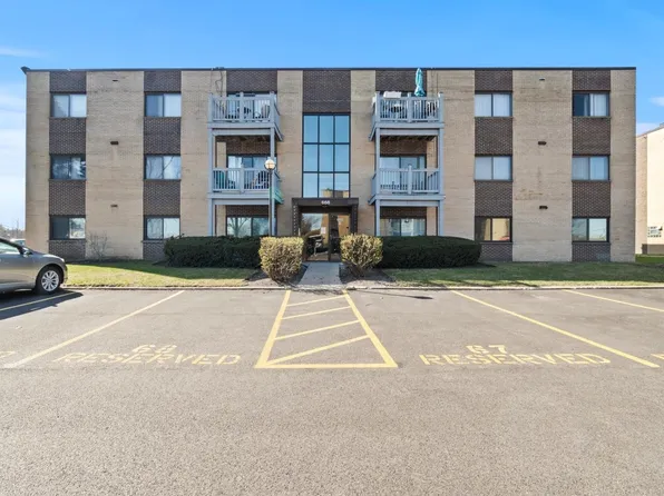 668 Pinecrest Dr APT 203, Prospect Heights, IL 60070