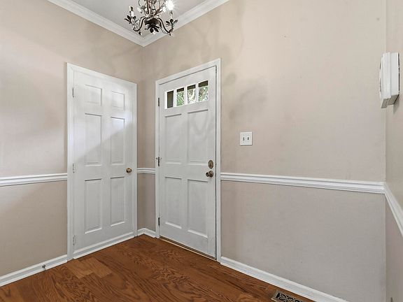 4th image of 902 Albany Ct
