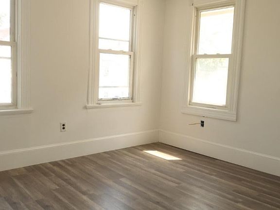 4th image of 322 Hawthorne St
