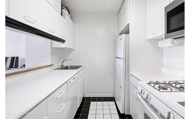 Rented by Douglas Elliman | media 8