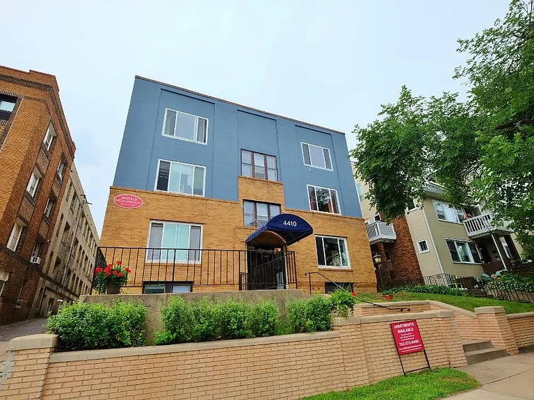 Welcome to Central Lakes of Uptown, where modern living meets convenience. Enjoy spacious apartments with stylish finishes and a vibrant community atmosphere. DonAE'AAAAAaAAAAAAaAAAt miss out on your new homeAE'AAAAAaAAAAAAaAAAschedule a tour today!