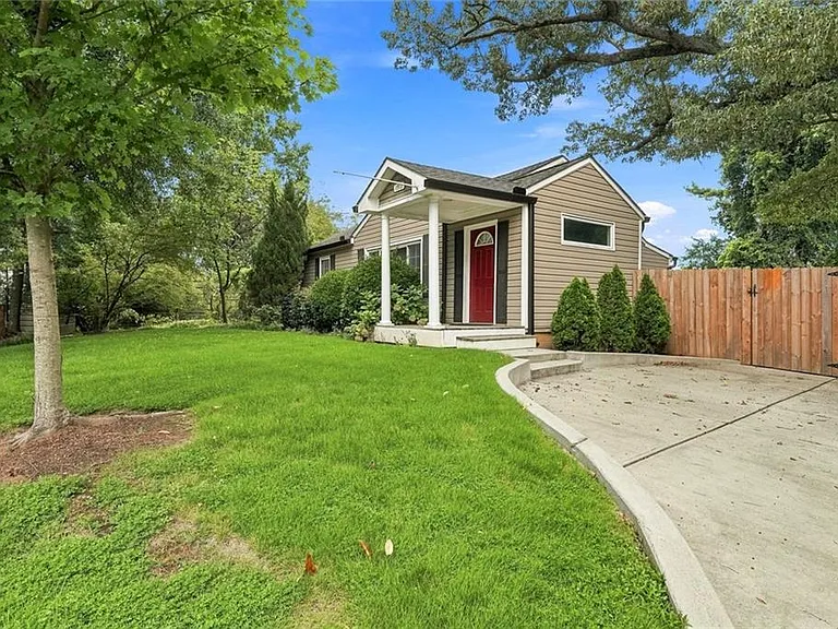 1911 Woodland Hills Ave NW — Photo 2