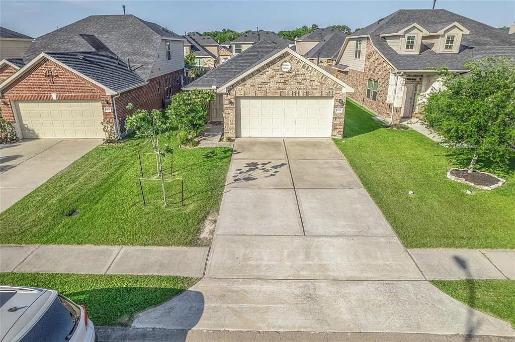 3 bed, 2.0 bath, 1419 sqft, $1,900 — Photo 1