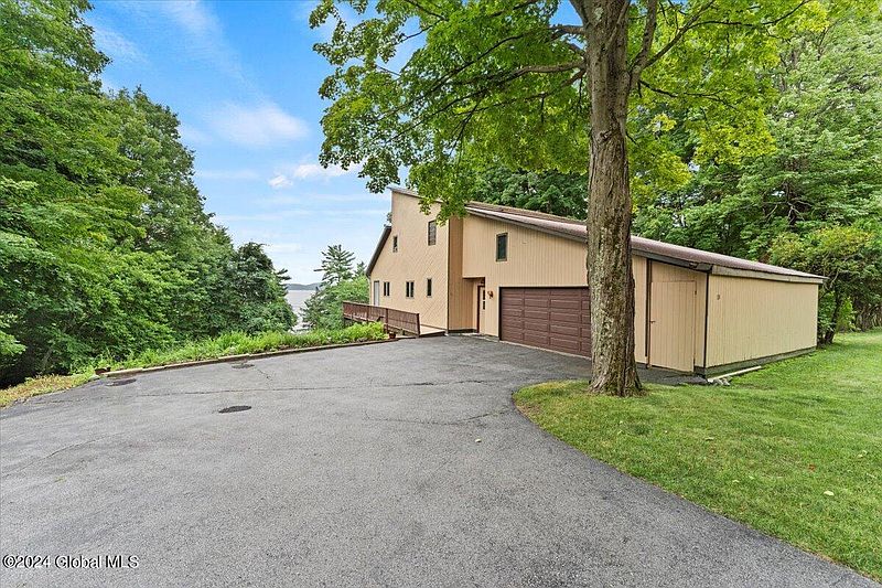 4th image of 15 Carriage Hill Road