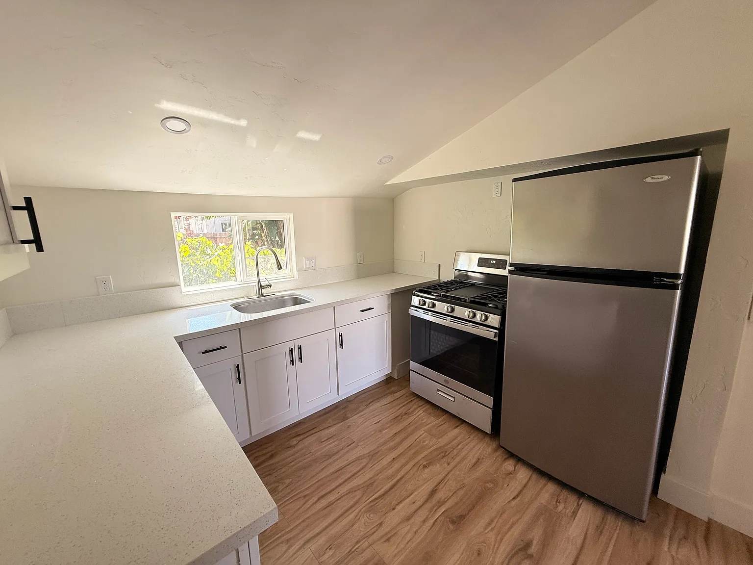 2 bed, 562 sqft, $2,900 — Photo 3