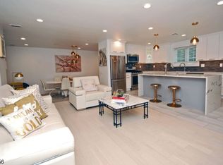 2 Woodlawn Ave, Green Brook, NJ 08812