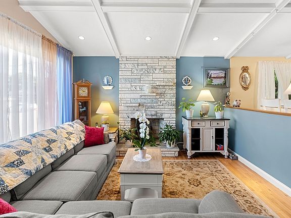 3rd image of 15 Barnes Cir
