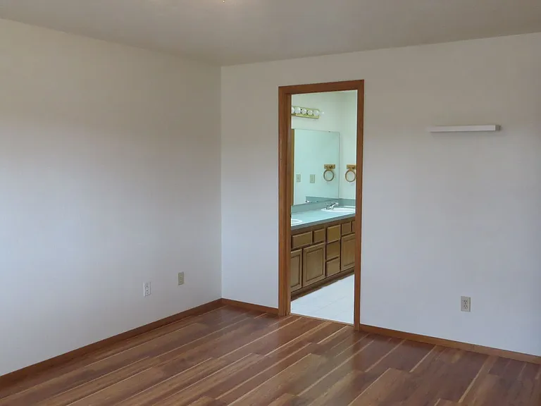 996 NE Angelee Pl — Photo 8