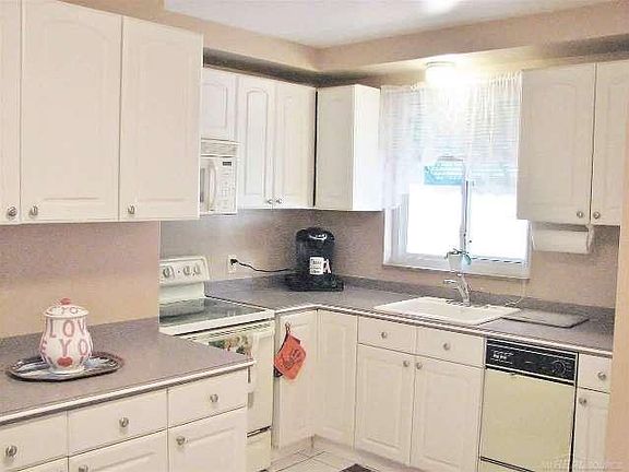 5th image of 20455 Beaufait St