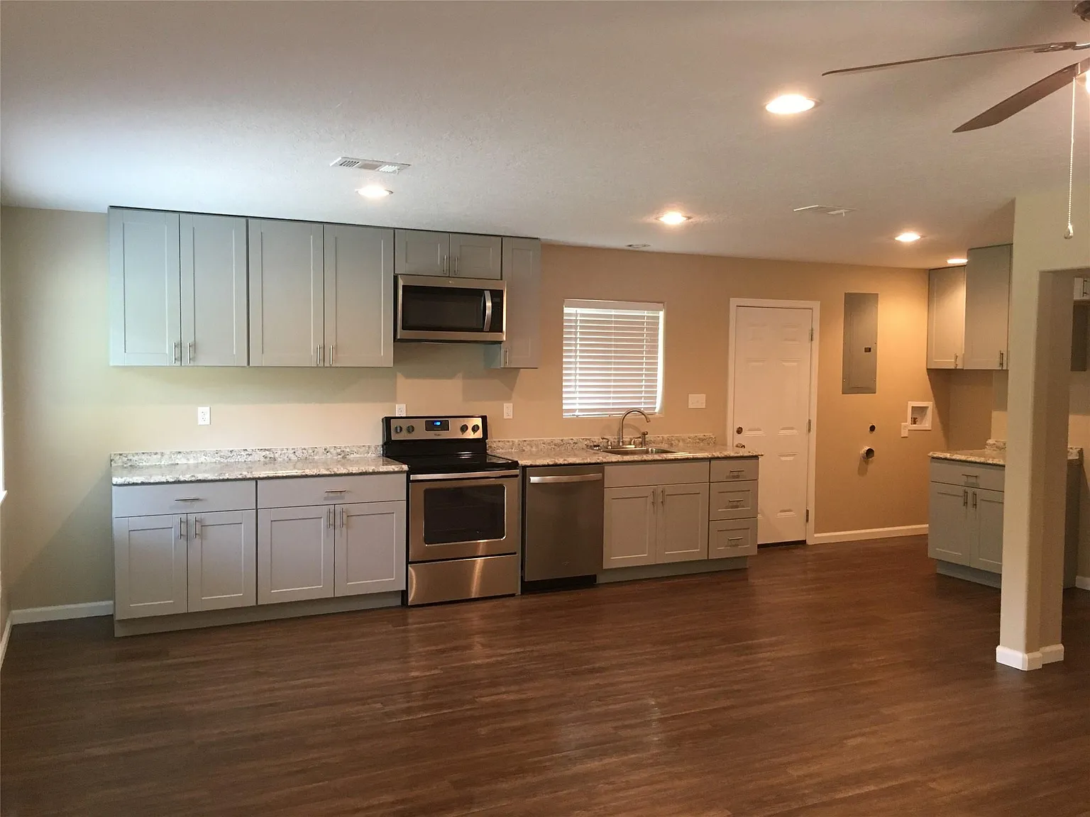 3 bed, 1.5 bath, 1175 sqft, $1,300 — Photo 2