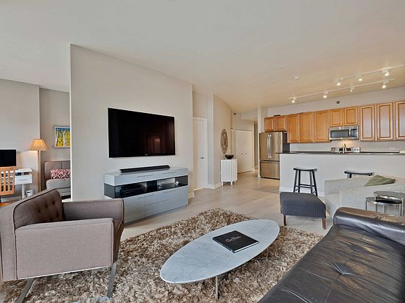 3rd image of 1322 S Prairie Ave Unit 407