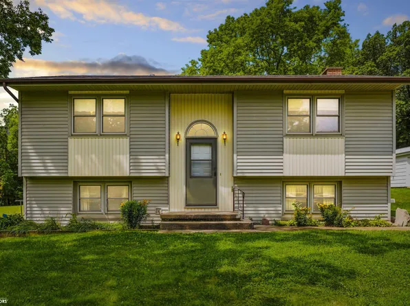 2390 Sand Rd, Marshalltown, IA 50158