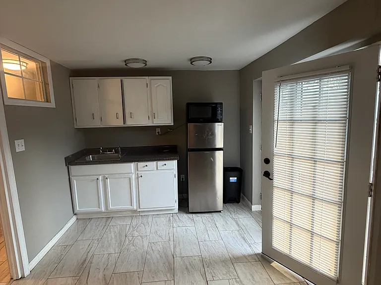 E Freedom Cir — Photo 6