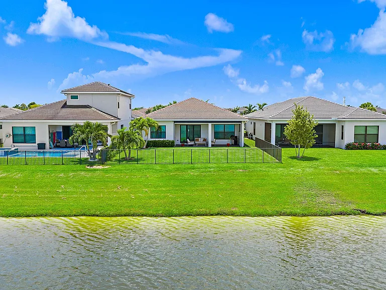 15883 Key Biscayne Ln — Photo 36