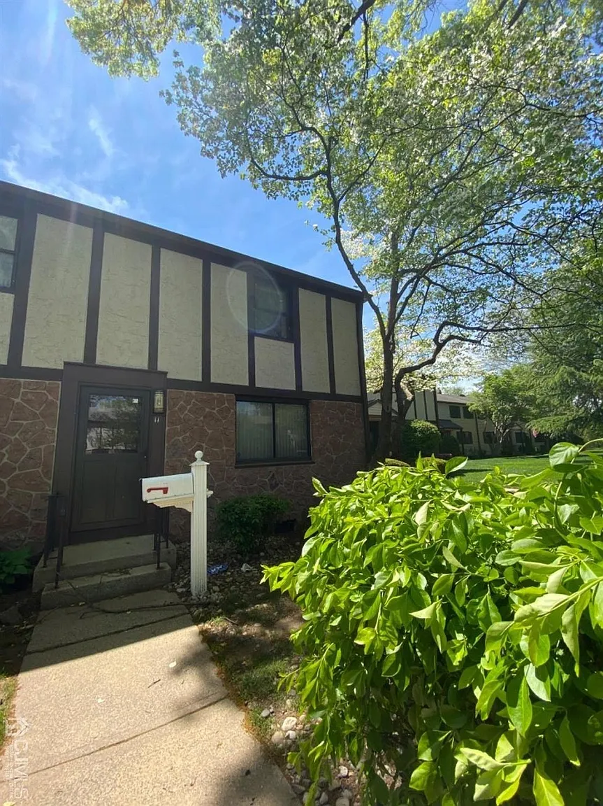 11 Kate Ln photo 1