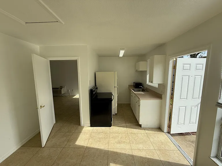 316 Mango Dr #B — Photo 2