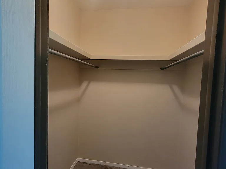 102 NE English St — Photo 6