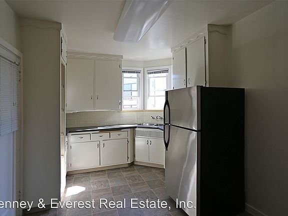 4th image of 30 Richardson Ave