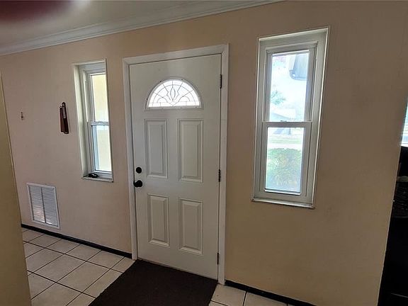 4th image of 10984R Oakhaven Dr N