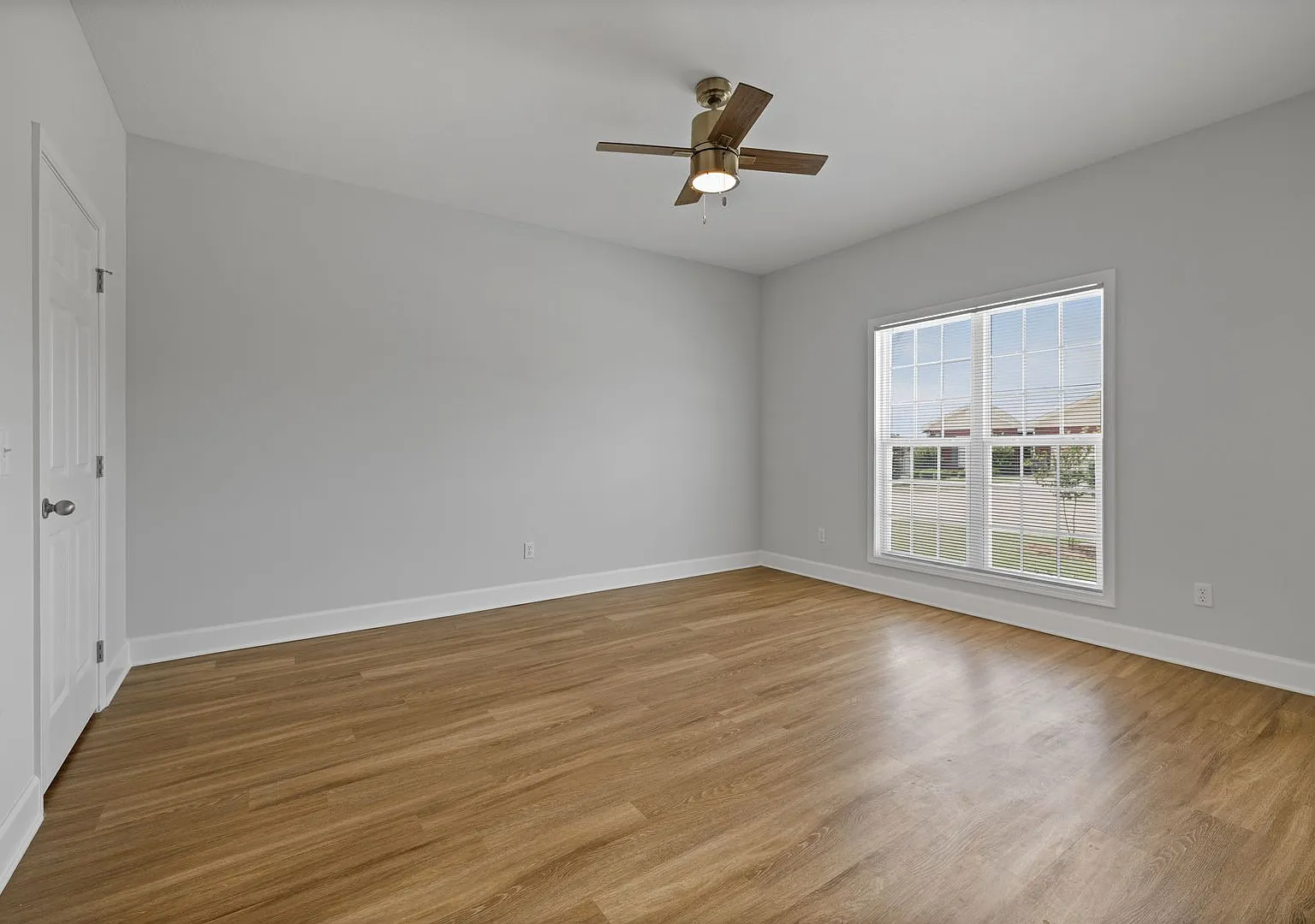 New Luxury Townhouse — Photo 3