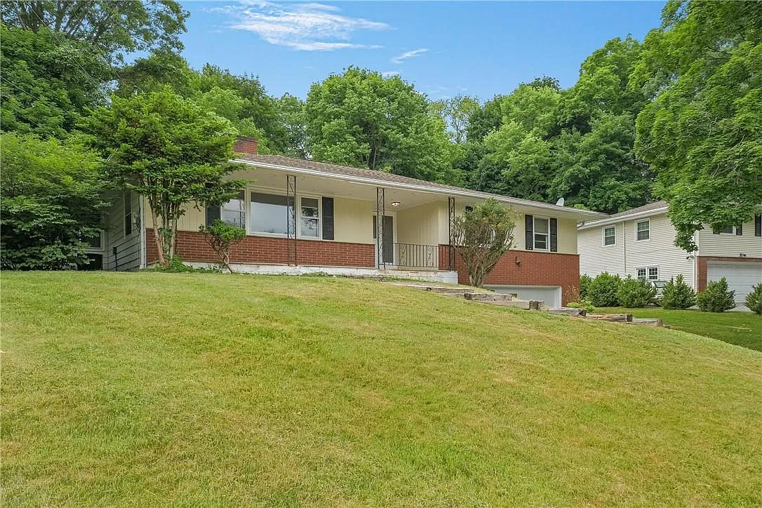 10 Manor Way photo 1