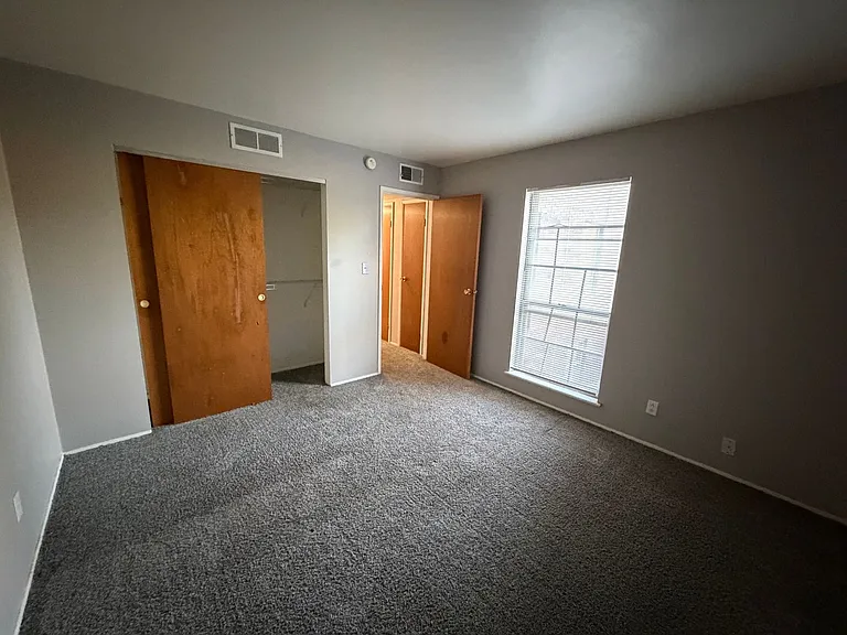 919 W Crestwood Dr — Photo 4