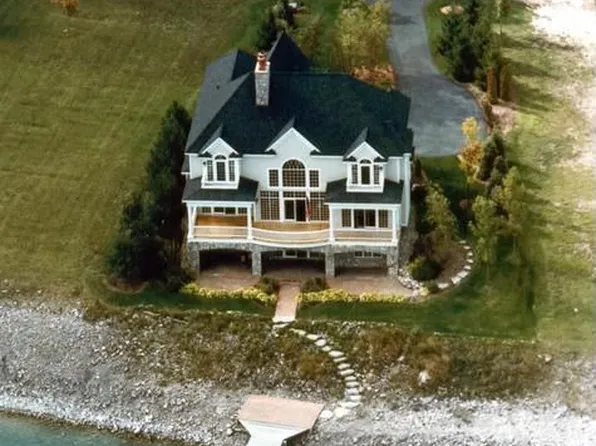 1261 Shores Dr, Petoskey, MI 49770
