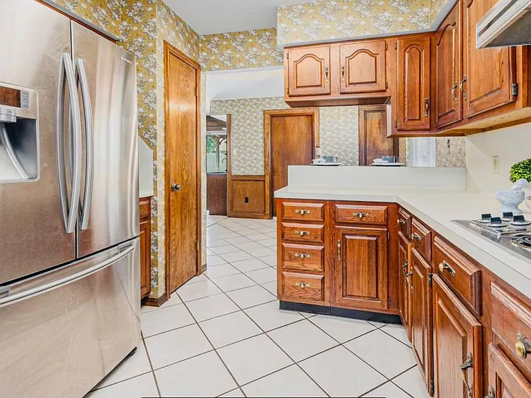 15014 Hollydale Dr — Photo 10