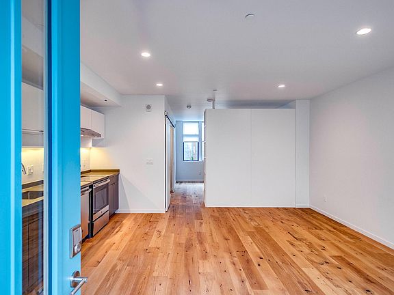4th image of 521 Madrona Way NE #9