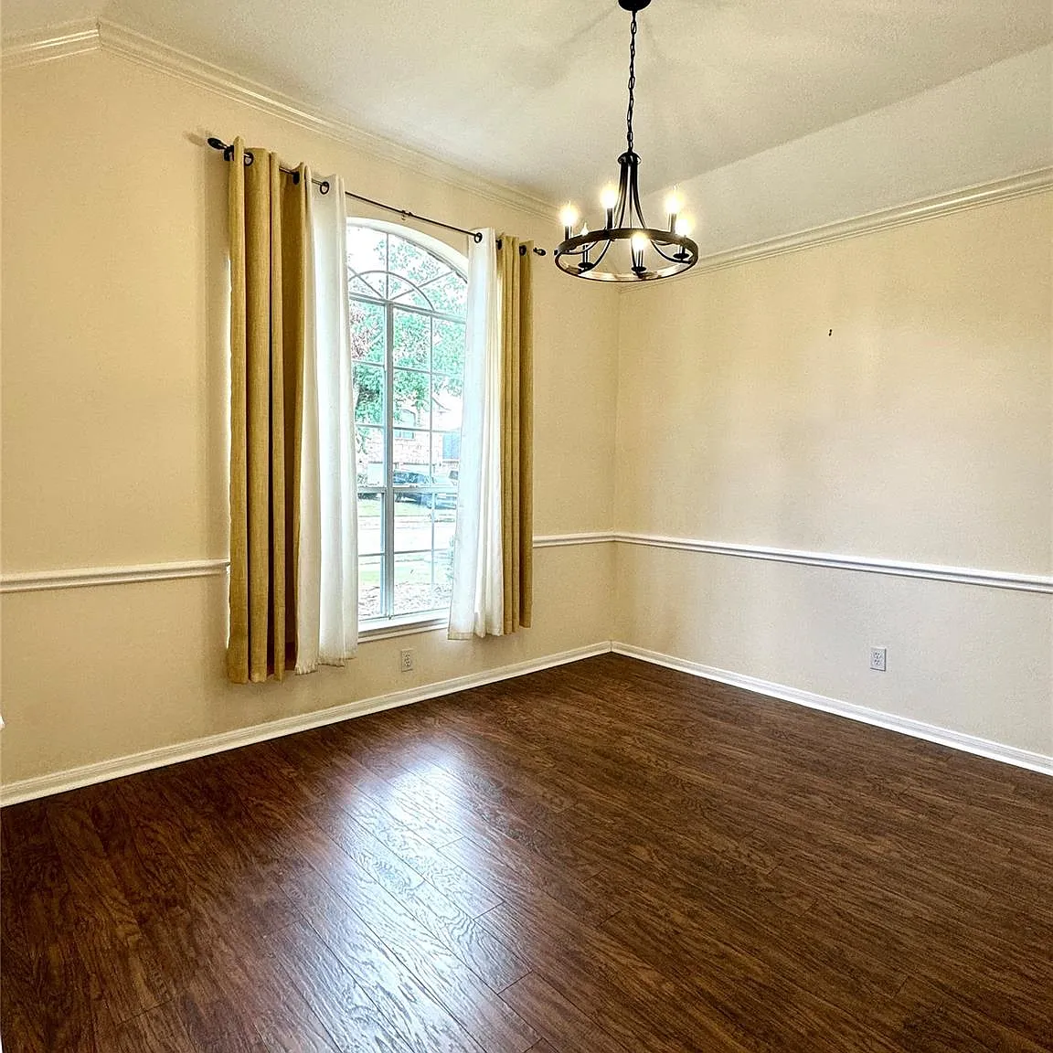 3 bed, 2.0 bath, 1910 sqft, $2,299 — Photo 4