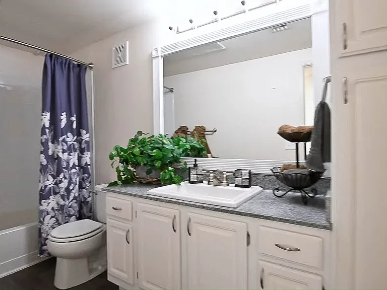 San Tropez Apartments — Photo 10