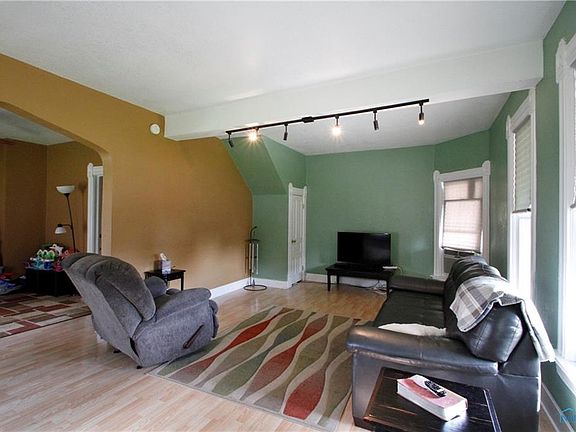 3rd image of 1529 Oak St