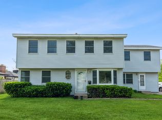 2902 Meadow Dr, Rolling Meadows, IL 60008