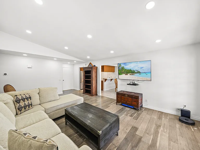 21699 Banner St — Photo 4
