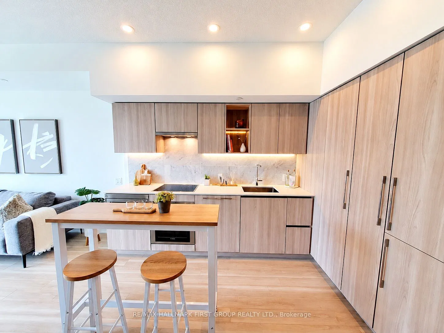 19 Bathurst St — Photo 2